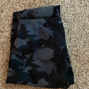 Black and gray camouflage leggings.